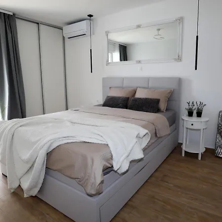 Zoya Del Mar פולה